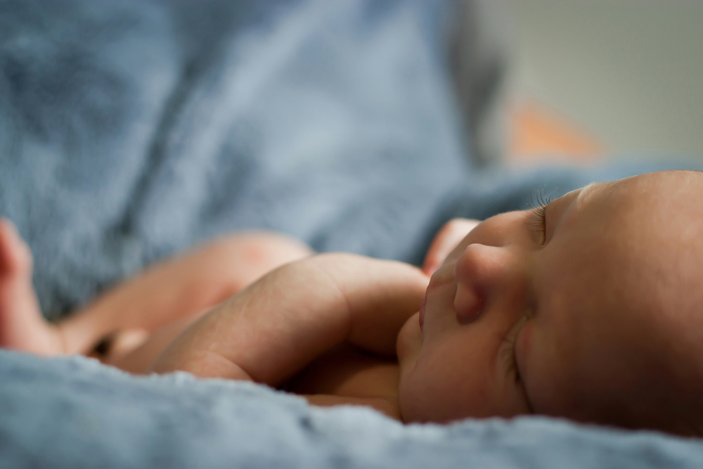 Titelbild zu Geburtsplan, Baby schlafend in Handtuch gewickelt