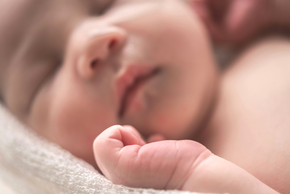 Titelbild zu Geburtsplan, Baby schlafend in Handtuch gewickelt